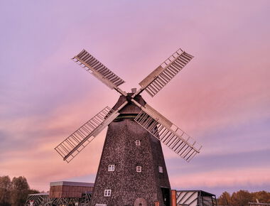 Holländer Windmühle auf dem Gelände des Agroneum in der Abenddämmerung